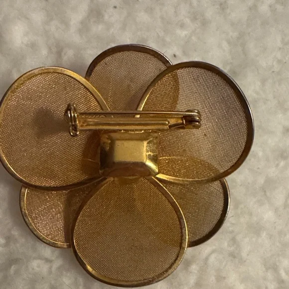 vintage gold-tone flower brooch with mesh petals and a central rose desig - Picture 2 of 4